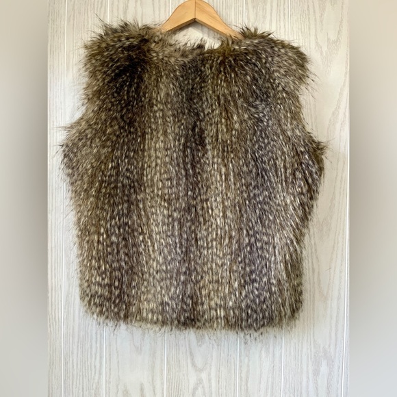Express Faux Fur Vest Clasp Closure Front Pockets Large Gold Interior EUC - Picture 4 of 5